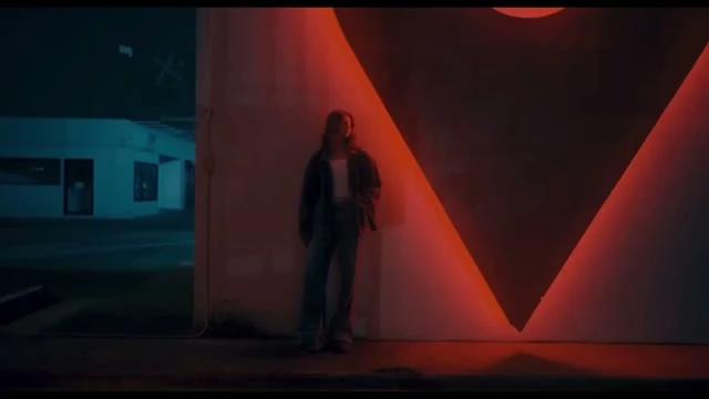 Escena de moda con iluminación roja y azul