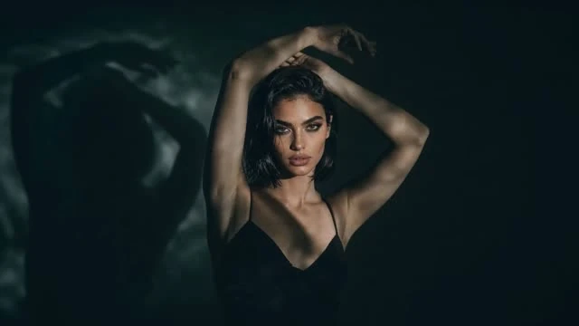 Retrato en movimiento sobre fondo oscuro